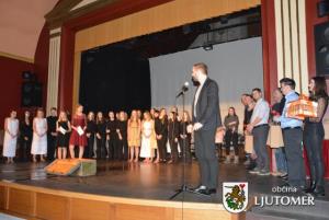 Produkcija Pod reflektorjem navdušila 8